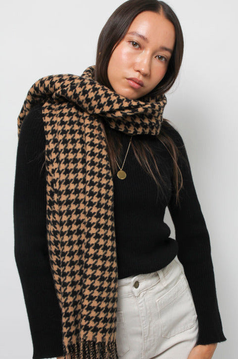 LAMBSWOOL OVERSIZED SCARF CAMEL HOUNDSTOOTH