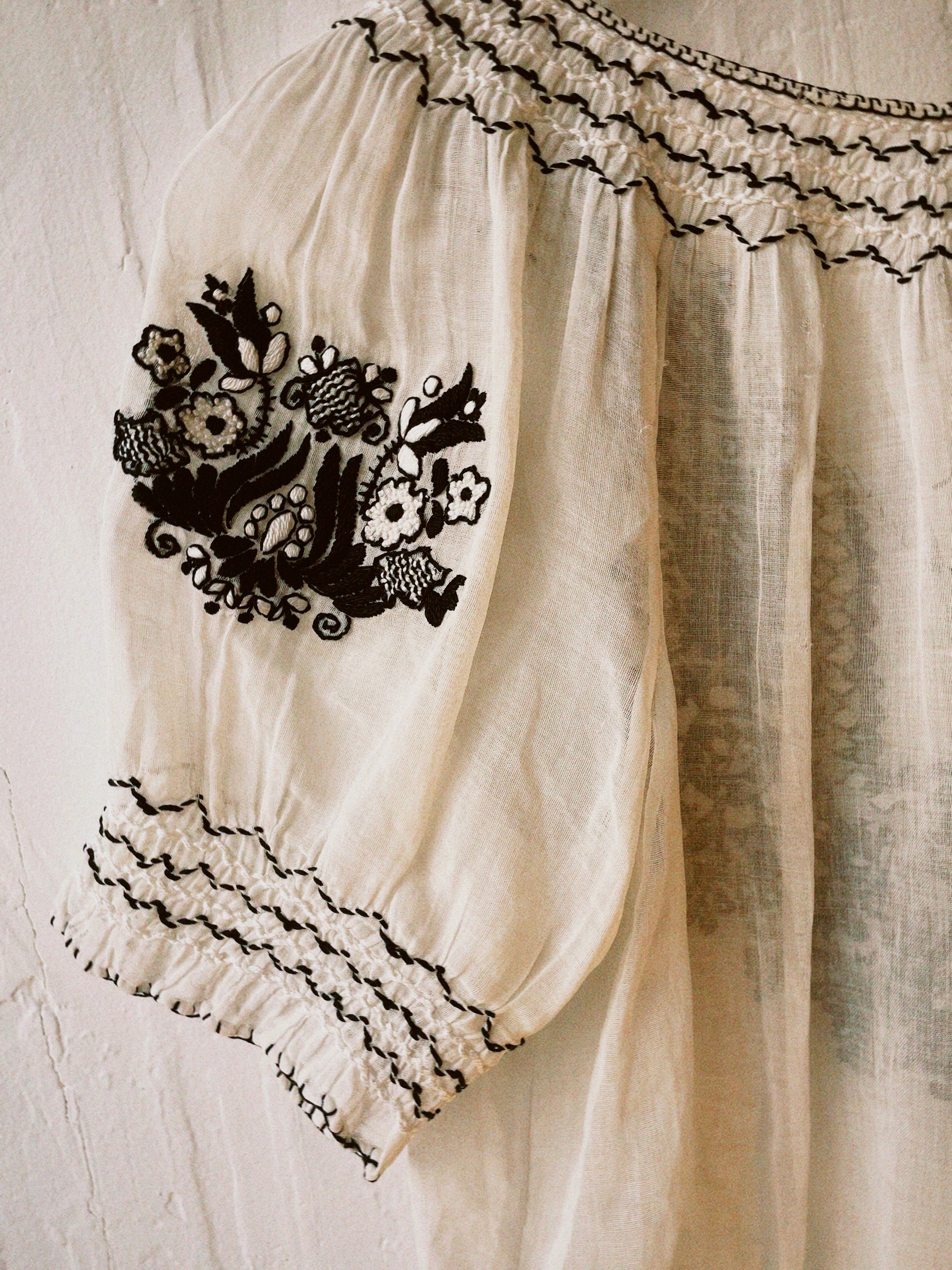 VINTAGE 50'S B&W HUNGARIAN PEASANT BLOUSE - Cloak and Dagger NYC