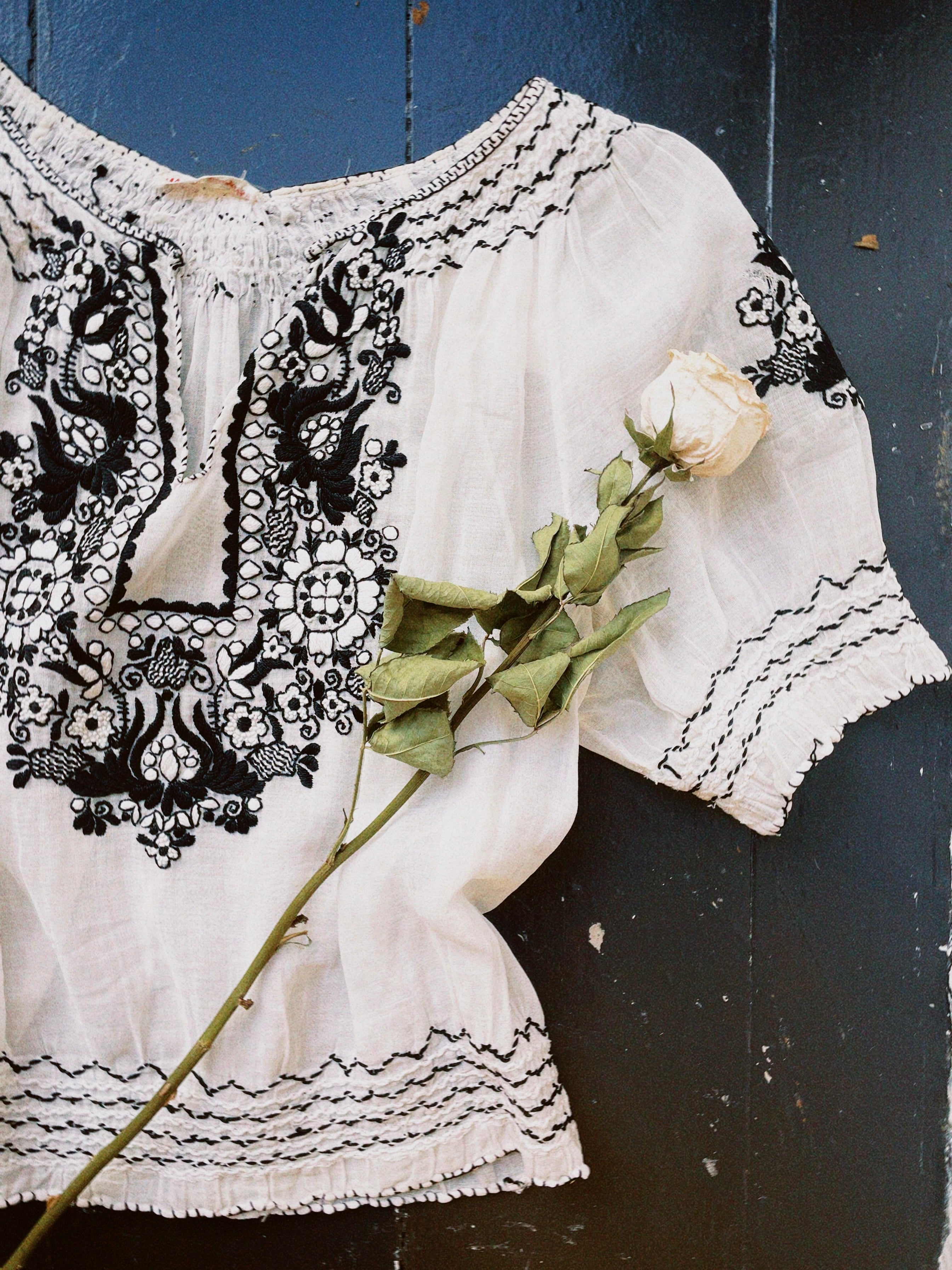 VINTAGE 50'S B&W HUNGARIAN PEASANT BLOUSE - Cloak and Dagger NYC