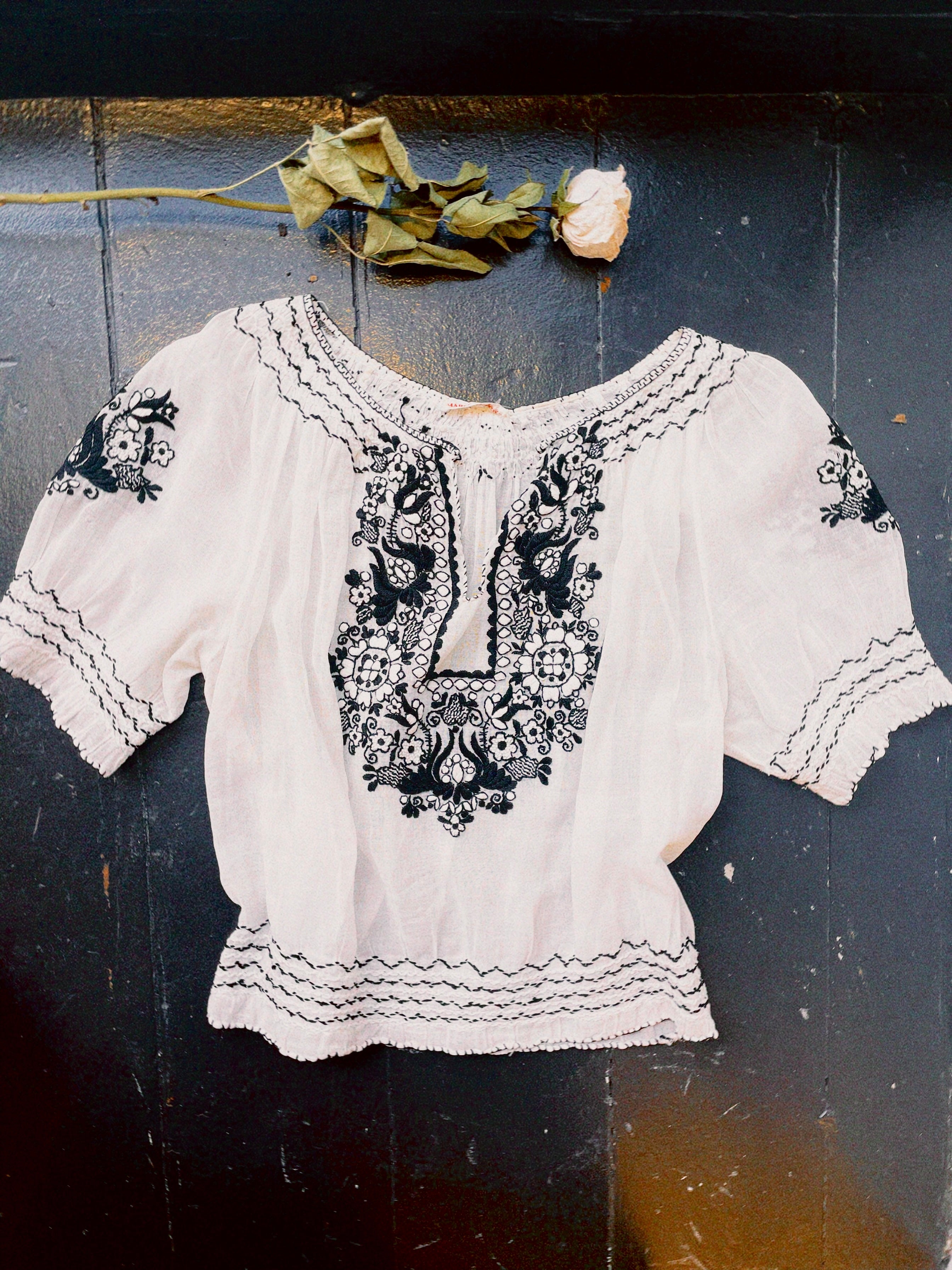 VINTAGE 50'S B&W HUNGARIAN PEASANT BLOUSE - Cloak and Dagger NYC